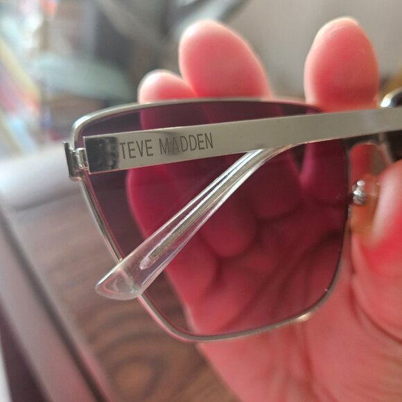 Steve Madden Silver Cat Eye Stunna Shades - Picture 5 of 9